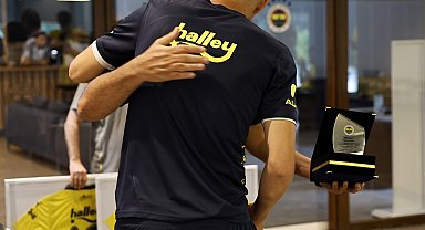 Edin Dzeko ve Dusan Tadic'e teşekkür plaketi verildi