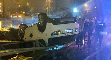 Edirne'de bariyere çarpan otomobildeki 3 kişi yaralandı; kaza kamerada