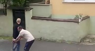 Egzoz sesinden rahatsız olup tabanca ve balyozla dışarı çıkan 2 kişiyi komşuları sakinleştirdi