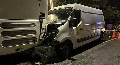 Ehliyetsiz sürücünün kullandığı kamyonet, otobüse çarptı: 3 yaralı