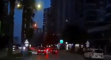 Ehliyetsiz sürücünün makas atarken trafiği birbirine kattığı anlar kamerada