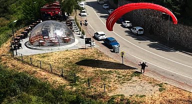 Ekstrem sporcusu Mertcan, arkadaşlarıyla oturduğu kafeteryadan evine paraşütle gitti