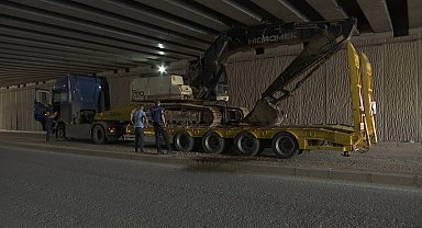 Elazığ'da iş makinesi yüklü TIR, alt geçitte sıkıştı