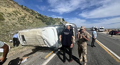 Elazığ'da minibüs takla attı; 3'ü ağır 7 yaralı