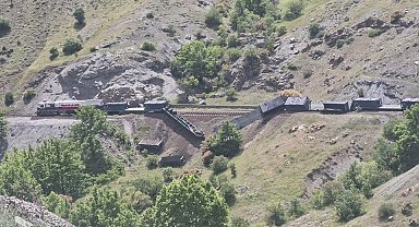 Elazığ'da yük treninin 5 vagonu raydan çıktı