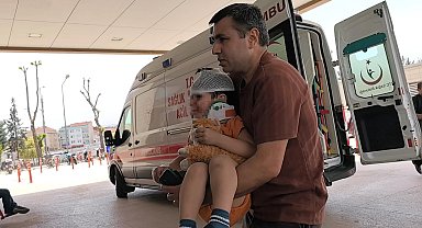 Elektrikli bisikletten düşen 2 yaşındaki Yusuf, oyuncağını bırakmadı