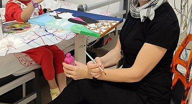 Emekli öğretmen, tedavi gören çocukların kalplerine resimle dokunuyor