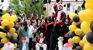 Engelleri azmiyle aşan DMD hastası Halil İbrahim, liseden mezun oldu