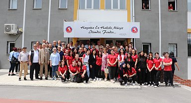 Eray öğretmen 40 yıl görev yaptığı okuldan İzmir Marşı'yla emekli oldu