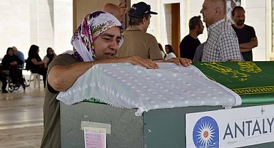 Erkek arkadaşının öldürdüğü Dilruba, annesinin yanına defnedildi