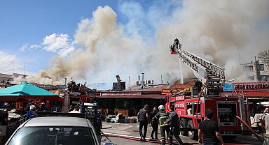 Erzincan'da lokantada çıkan yangın bitişikteki iş yerlerine sıçradı: 20 dükkan zarar gördü