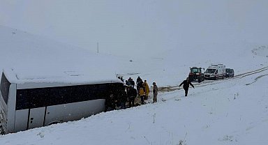 Erzurum'a mayıs ortasında kar yağdı, Trabzonlu taraftarları taşıyan otobüs yoldan çıktı