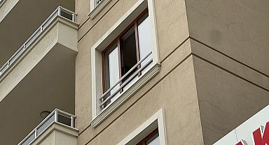 Eşini bıçakla öldürüp, başında bekledi