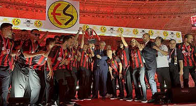 Eskişehirspor, şampiyonluğunu kutladı