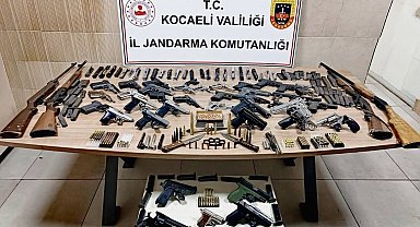Ev ve iş yerinden ruhsatsız 14 tabanca ve 4 av tüfeği çıktı