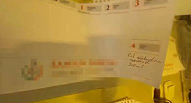 Evde yetiştirdiği kenevirle ilgili notları duvara asmış