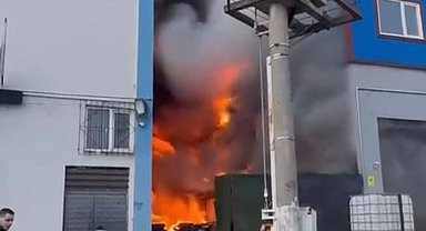 Fabrika deposu yangında kullanılamaz hale geldi