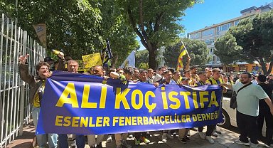 Fenerbahçeli taraftarlar Cadde'den stada kadar yönetimi protesto etmek için yürüdü