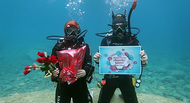 Fethiye'de dalgıçlardan 5 metre derinlikte 'Anneler Günü' mesajı