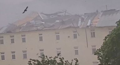 Fırtınada çatının uçması kamerada