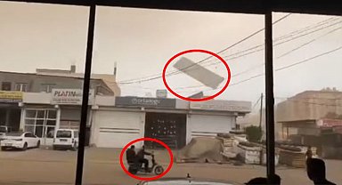Fırtınada uçan levha tellere çarpıp yön değiştirdi, motosiklettekiler ölümden döndü