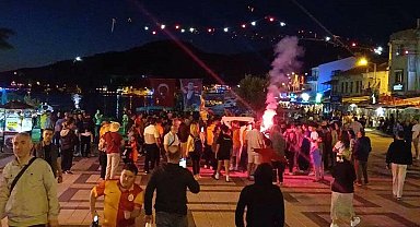 Foça'da Galatasaraylılar şampiyonluğu kutladı