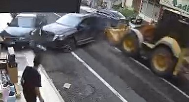 Freni boşalan iş makinesinin caddedeki araçlara çarpması kamerada; 2 yaralı