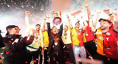 Galatasaray 25'inci şampiyonluk kupasını görkemli törenle kaldırdı