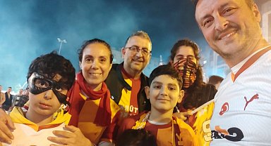 Galatasaraylı taraftarlar Osimhen maskeleri ile şampiyonluğu kutladı