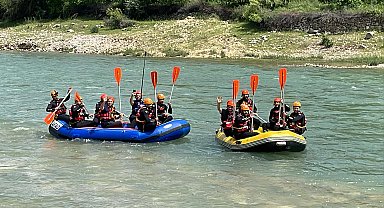 Garzan Çayı'nda ilk rafting; Batman Valisi de kürek çekti