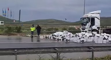 Gaziantep'te çikolata yüklü TIR'ın dorsesi devrildi