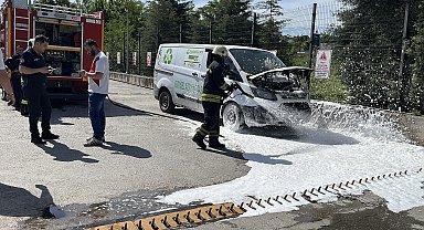 Gebze'de bitkisel yağ yüklü minibüs yandı