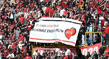 Gençlerbirliği tribününde sürpriz evlilik teklifi