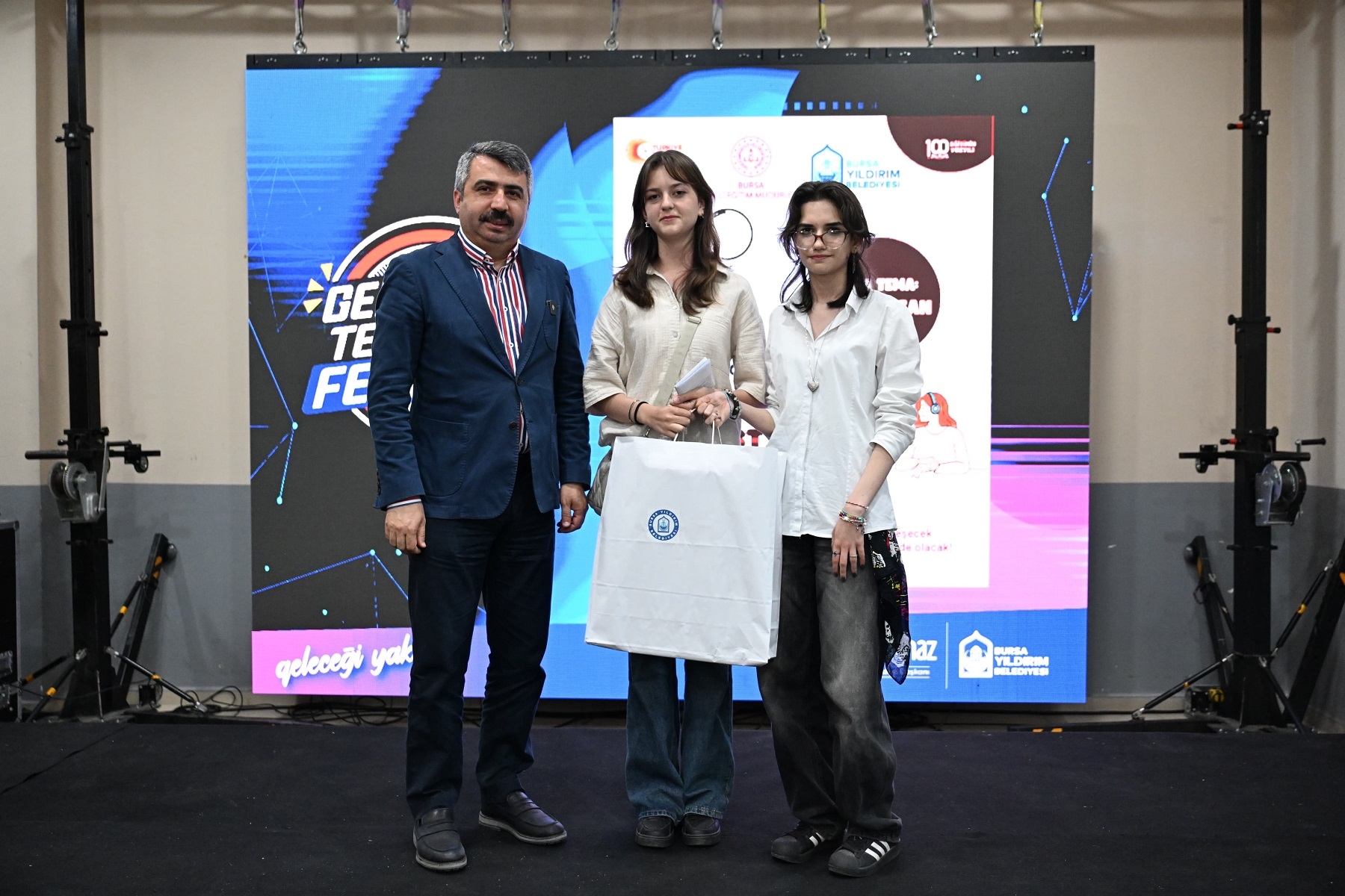 GENÇLERE GÜNDÜZ YARIŞMA GECE KONSER