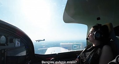 Gökyüzünde telsizle evlilik teklifi; 'Diz çökmemek için yaptın bunu değil mi'