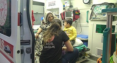 Gölcük'te apartmanda çıkan yangında anne ve oğlu dumandan etkilendi