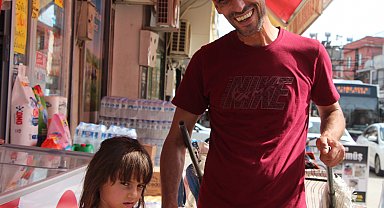 Görme engelli kağıt toplayıcısı babaya 6 yaşındaki kızı yol gösteriyor