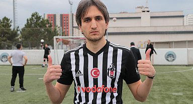 Görme engelli öğretmen, okulda öğrencilerin, yeşil sahada topun peşinden koşuyor