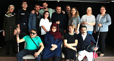 Görme engelliler, yaşadıkları sorunları tiyatro sahnesine taşıdı