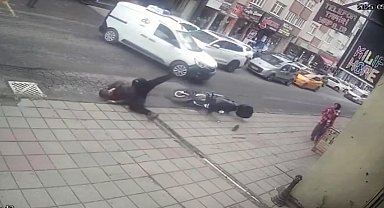 Hafif ticari araç ile motosikletin çarptığı kaza kamerada