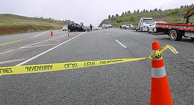 Hafif ticari araç ile otomobil çarpıştı: 2 ölü, 2 yaralı