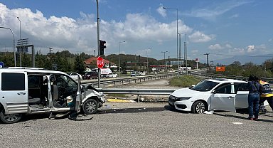 Hafif ticari araç ile otomobil kavşakta çarpıştı; 10 yaralı