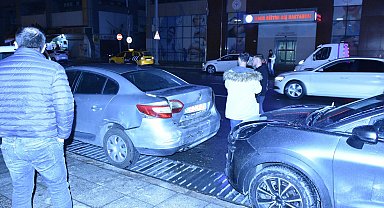 Hafif ticari araç, park halindeki 3 otomobile çarptı: 2 yaralı