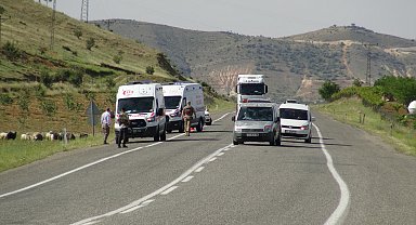 Hafif ticari araç, şarampole yuvarlandı: 1 ölü, 2 yaralı