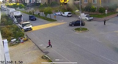 Hafif ticari aracın çarptığı çocuk, ağır yaralandı; kaza kamerada