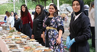 Hakkari'de ot festivali; lezzetler yarıştı