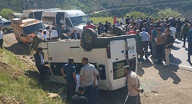 Hakkari'de servis minibüsü takla attı; 13'ü öğrenci 14 yaralı