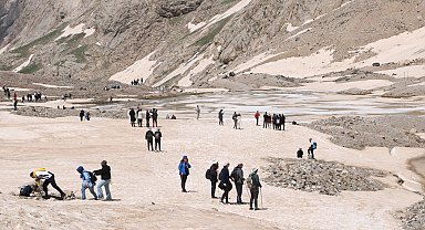 Hakkari'nin 20 bin yıllık buzullarına ilgi arttı; doğaseverler erimeye dikkat çekti
