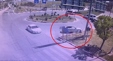 Hatalı sollama yapan otomobil refüje çarptı; kaza kamerada