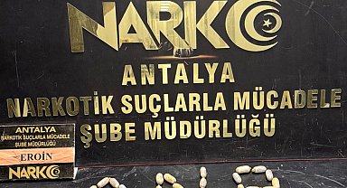 Havalimanında yakalanan 2 şüphelinin, 35 kapsül eroin yuttuğu belirlendi